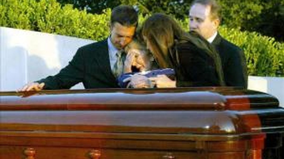 La familia del expresidente de EE.UU. Ronald Reagan llora sobre su féretro, el día de su entierro en 2004. EFE/Archivo