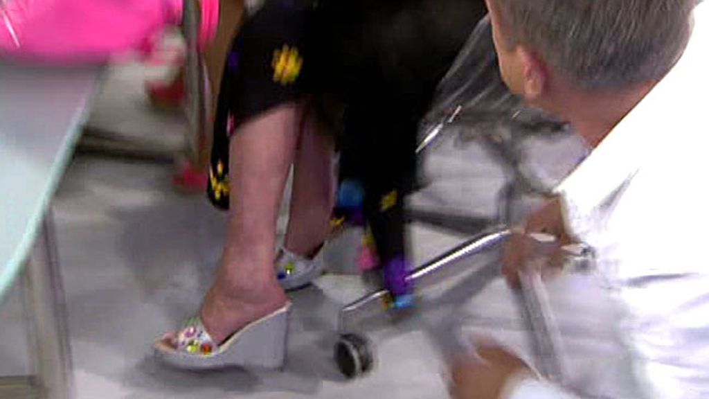 Kiko besa el suelo y los pies de Maruja