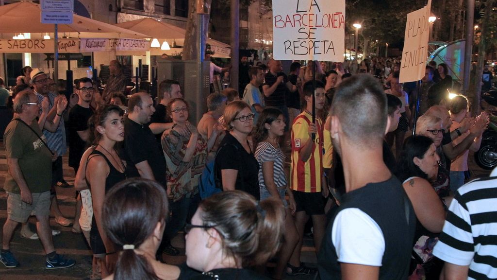 Los vecinos de la Barceloneta siguen en pie de guerra contra el turismo low cost