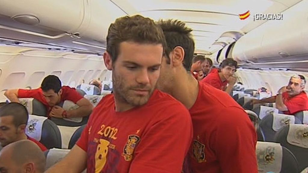 Entre periódicos, balones y tartas con la bandera