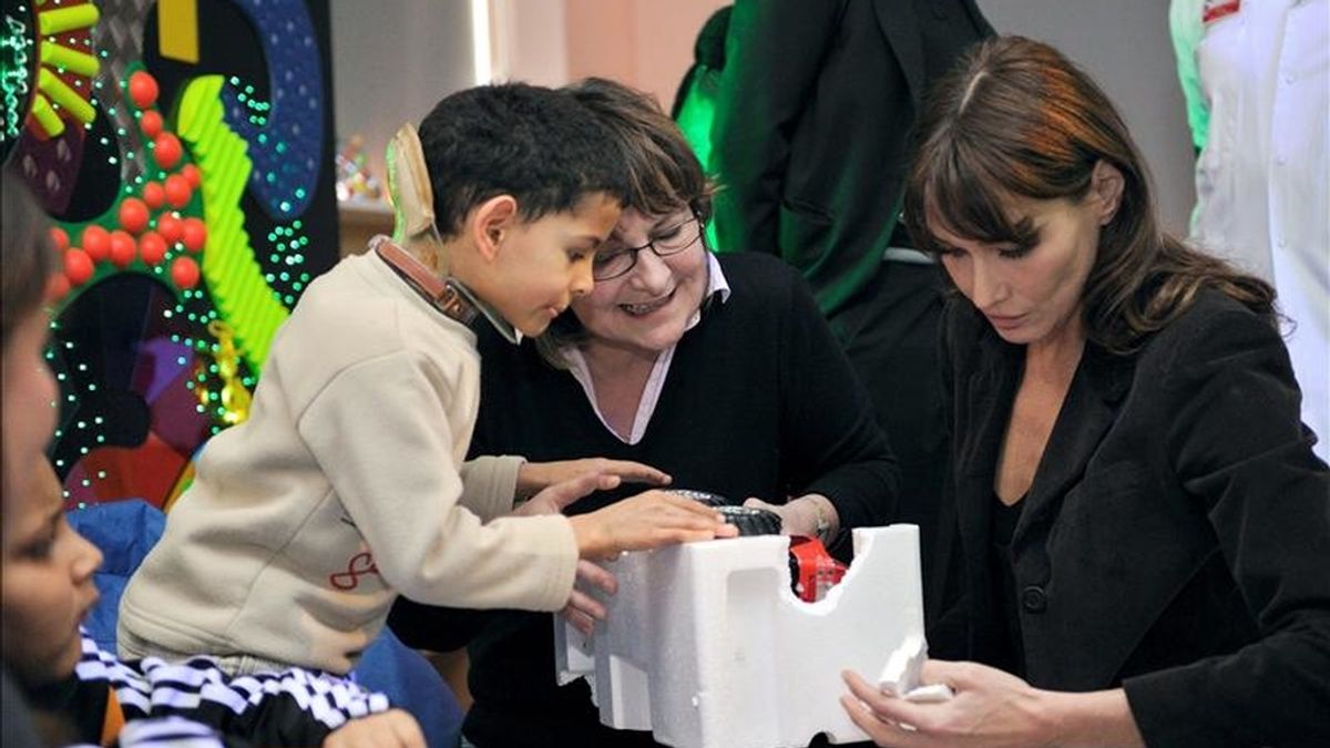 La primera dama francesa Carla Bruni (d) reparte regalos a niños discapacitados en el centro de fisioterapia del hospital de Garches el pasado 15 de diciembre de 2010 en Garches, Francia. EFE/Archivo La primera dama francesa Carla Bruni (d) reparte regalos a niños discapacitados en el centro de fisioterapia del hospital de Garches el pasado 15 de diciembre de 2010 en Garches, Francia. EFE/Archivo