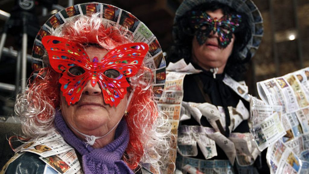 Asistentes con disfraces en el Sorteo de Navidad