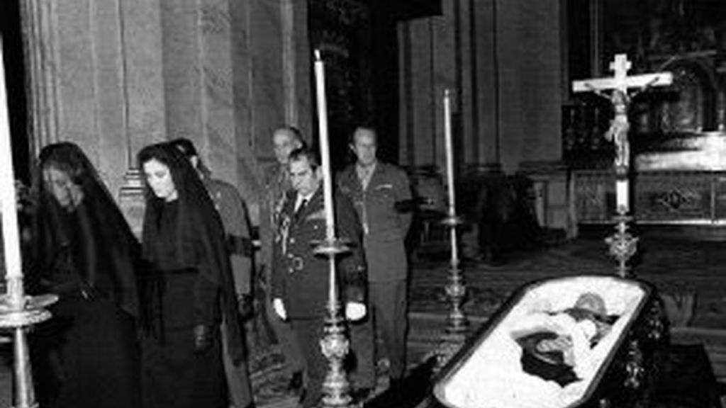 Los restos del dictador reabren la polémica sobre su futuro. Vídeo. Informativos Telecinco Los restos del dictador reabren la polémica sobre su futuro. Vídeo. Informativos Telecinco