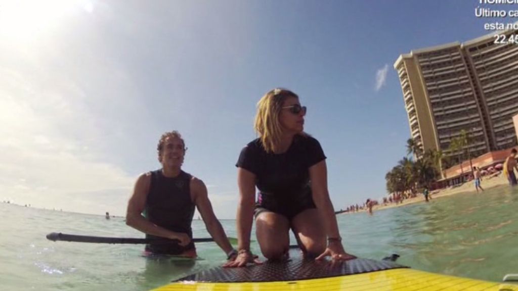 La colaboradora ha intentado hasta aprender a hacer surf