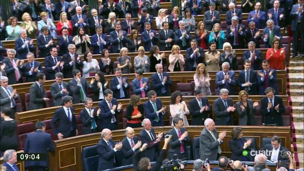 Ovación del Partido Popular a Mariano Rajoy en su llegada al Congreso