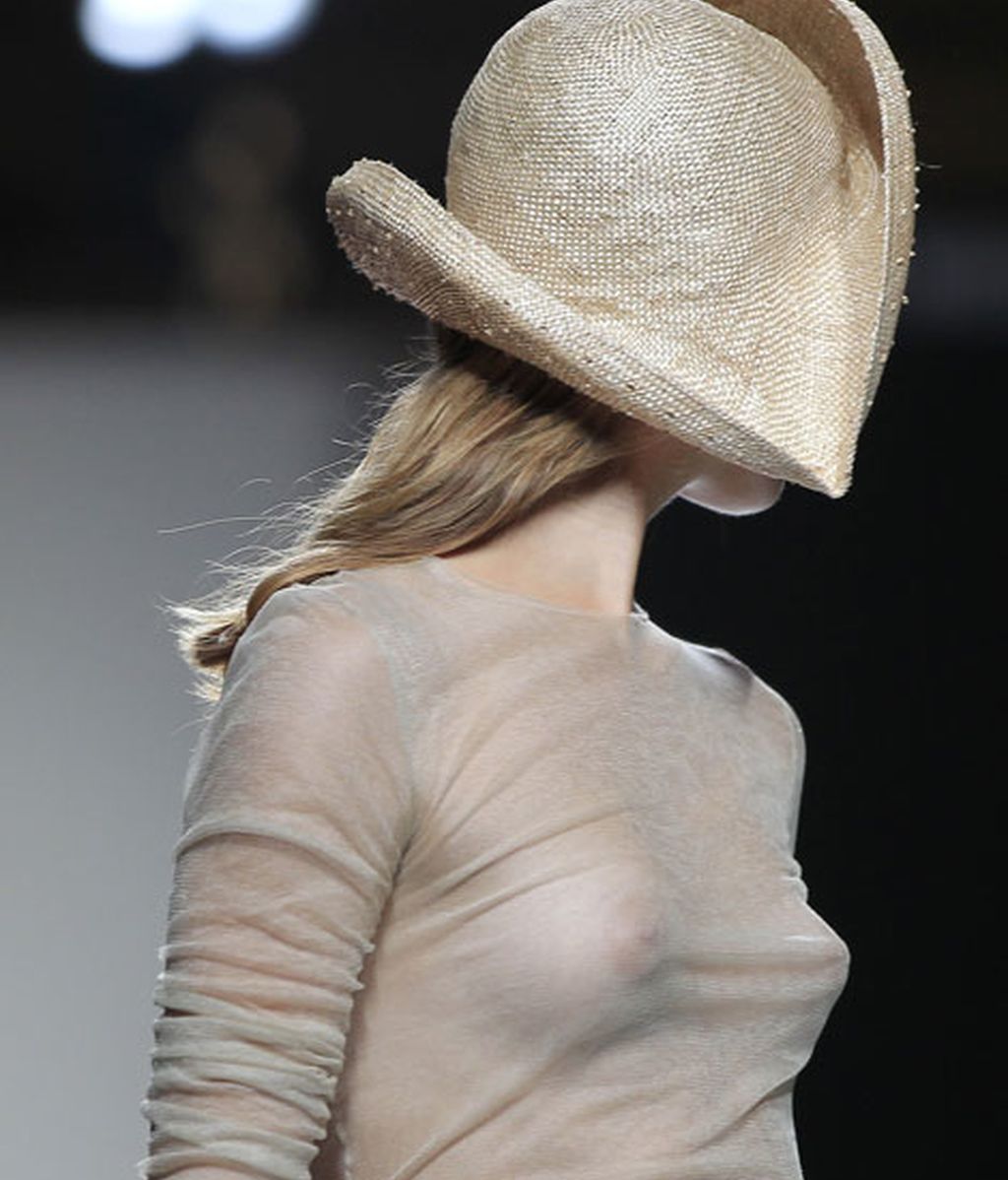 Siluetas fluidas que evocan un verano perpetuo