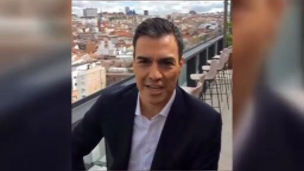 Sánchez, tras los pasos de Iglesias se hace un ‘selfie anuncio’