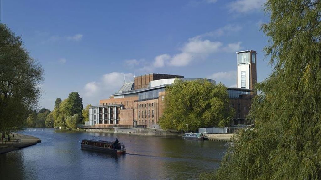 Foto facilitada por la Royal Shakespeare Company.Stratford-upon-Avon, la localidad natal de William Shakespeare, verá hoy por primera vez "Double Falsehood" (Doble Falsedad), la obra en la que Shakespeare se inspiró en el personaje cervantino conocido como Cardenio. La ciudad reabrió en noviembre de 2010, un complejo teatral (en la foto) dedicado al dramaturgo. EFE/Archivo