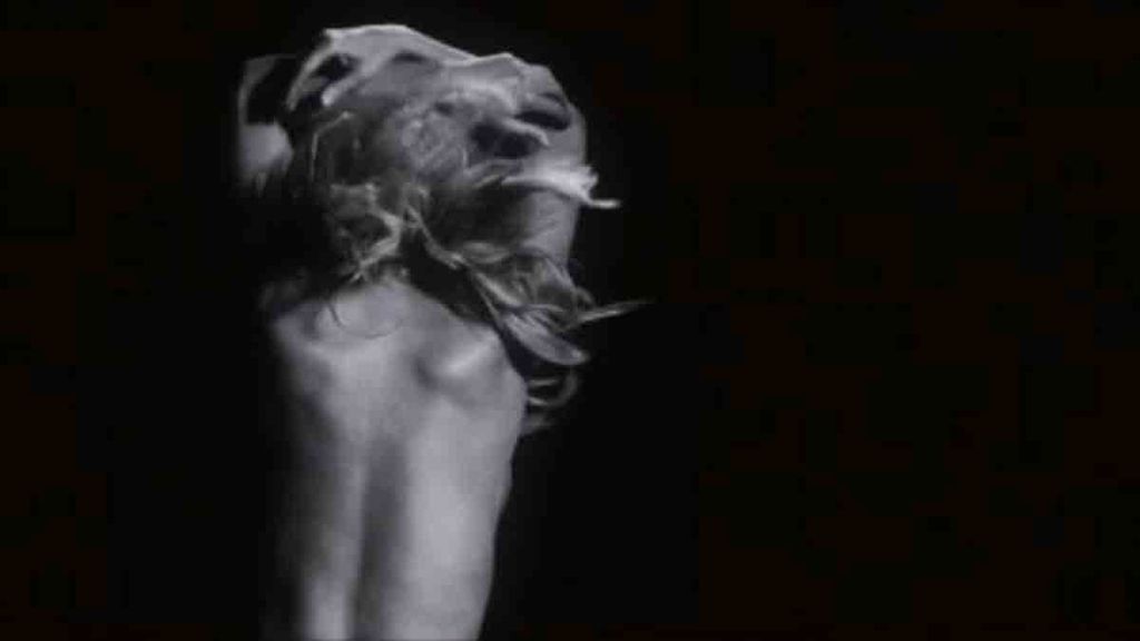 A sus 46 años, la cantante luce espectacular en su último videoclip