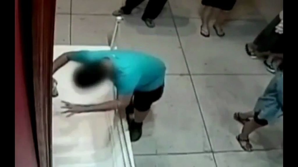 Un niño tropieza en un museo y agujerea un cuadro de un millón y medio de dólares