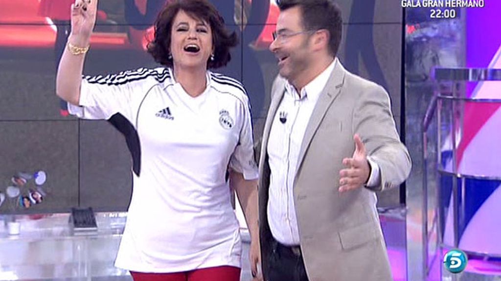 La colaboradora, aunque reacia, se enfunda la camiseta