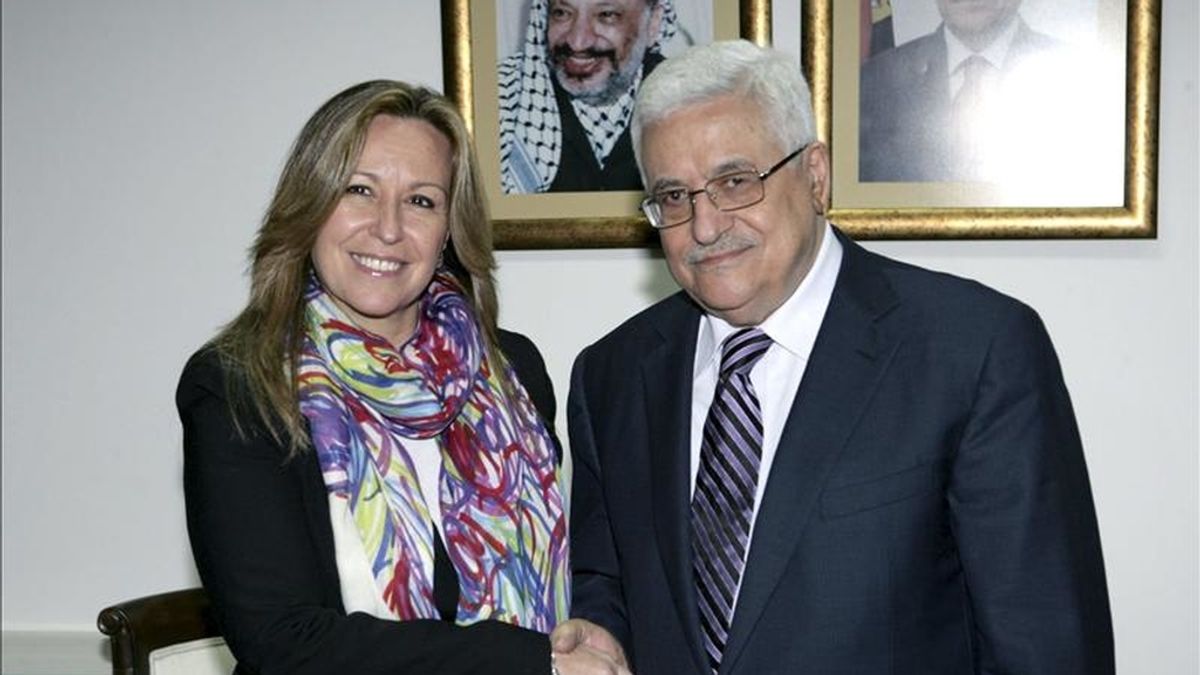 Fotografía facilitada por la Autoridad Palestina que muestra a la ministra española de Asuntos Exteriores, Trinidad Jiménez, mientras estrecha la mano del presidente palestino, Mahmud Abás, durante la reunión que mantuvieron hoy en la Mukata (sede de la Autoridad Nacional Palestina), en Ramala (Cisjordania). EFE