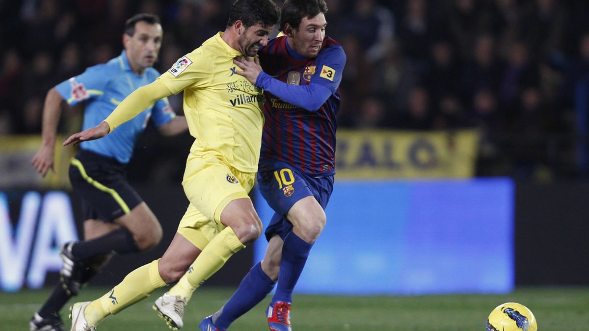 Messi pelea un balón con Mateo Musacchio Messi pelea un balón con Mateo Musacchio