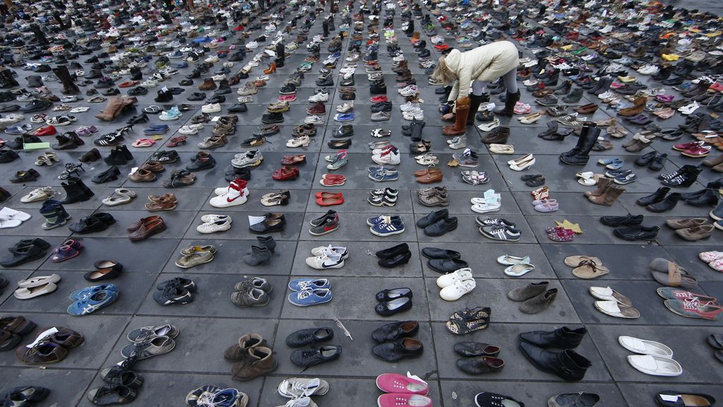 Miles de zapatos vacíos toman la plaza de la República de París en señal de protesta