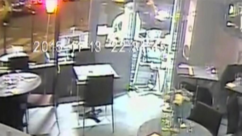 Milagro en el café: Dos mujeres salvan la vida tras encasquillarse el arma de un terrorista