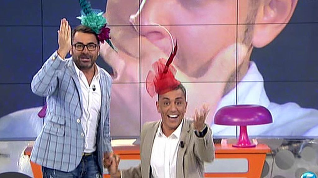 Los colaboradores se prueban diferentes tocados