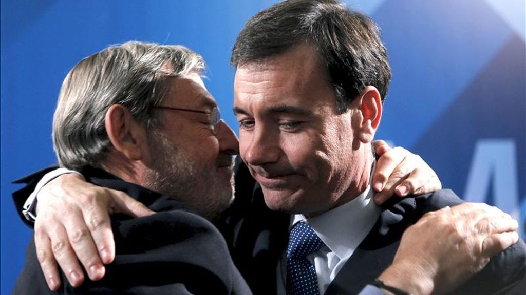 El cabeza de lista del PSM a la Asamblea de Madrid, Tomás Gómez (d), se abraza con el candidato socialista al Ayuntamiento de Madrid, Jaime Lissavetzky, tras comparecer esta noche en la sede del partido en Madrid. EFE