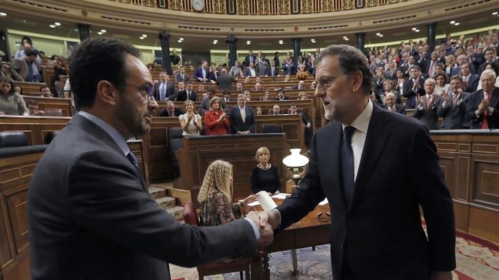 El primer saludo de Rajoy como presidente es para Antonio Hernando