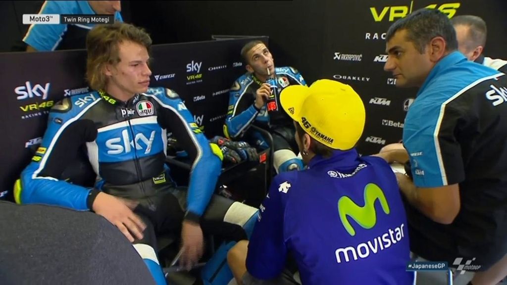 ¡Palabra de profesor! Valentino Rossi 'lee la cartilla' a sus dos pilotos de Moto3