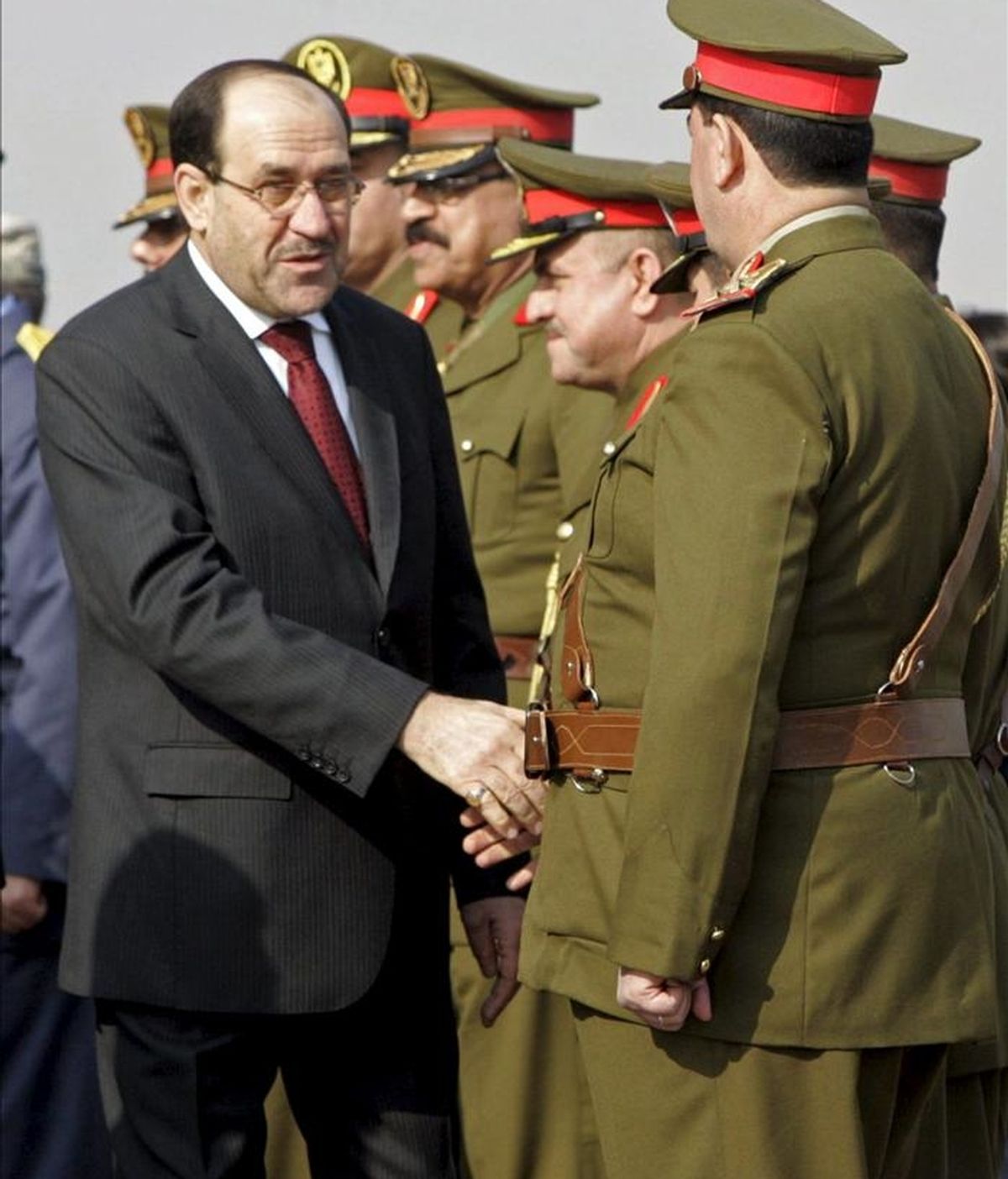 El primer ministro iraquí Nuri al-maliki (i) saluda a la plana mayor militar. EFE/Archivo