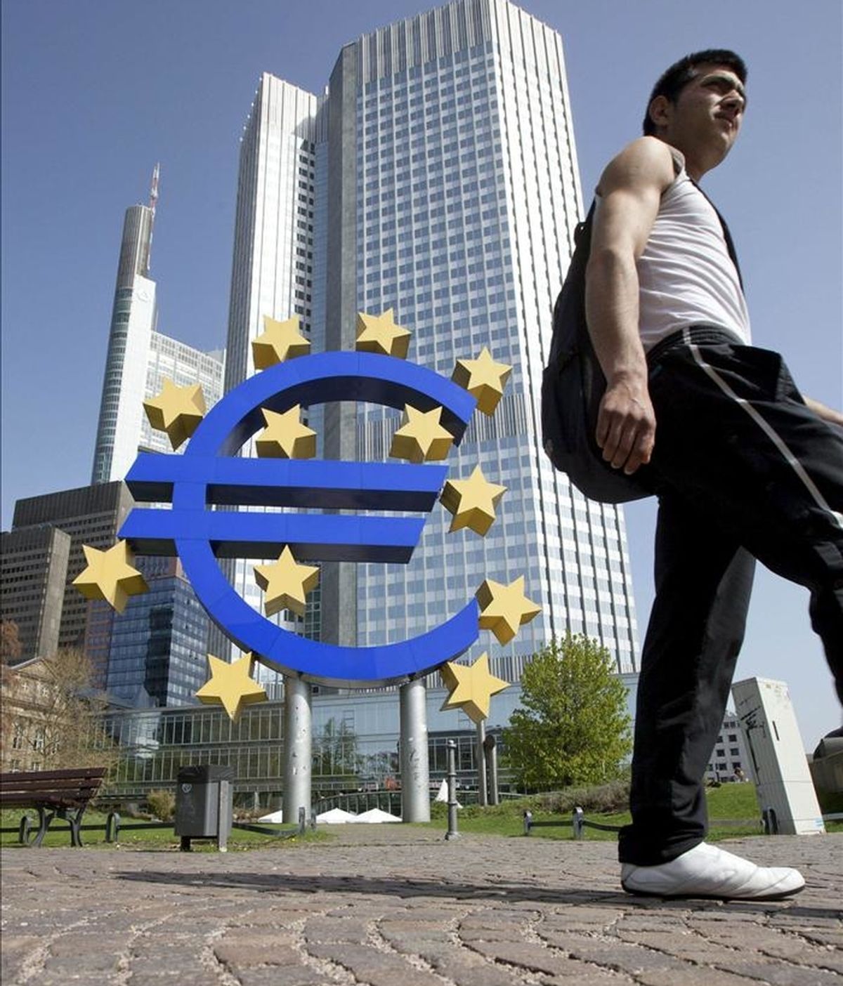 Un hombre camina frente a la sede del Banco Central Europeo (BCE), en Fráncfort, Alemania. EFE/Archivo