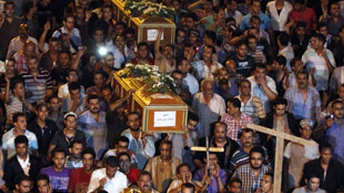 Masivo funeral en El Cairo. Foto: Reuters. Masivo funeral en El Cairo. Foto: Reuters.