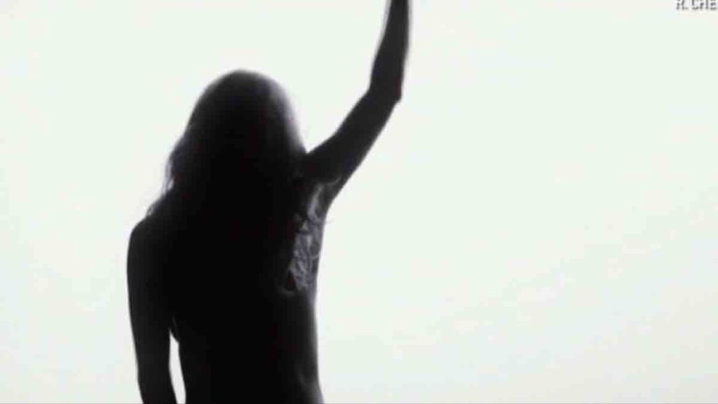 A sus 46 años, la cantante luce espectacular en su último videoclip