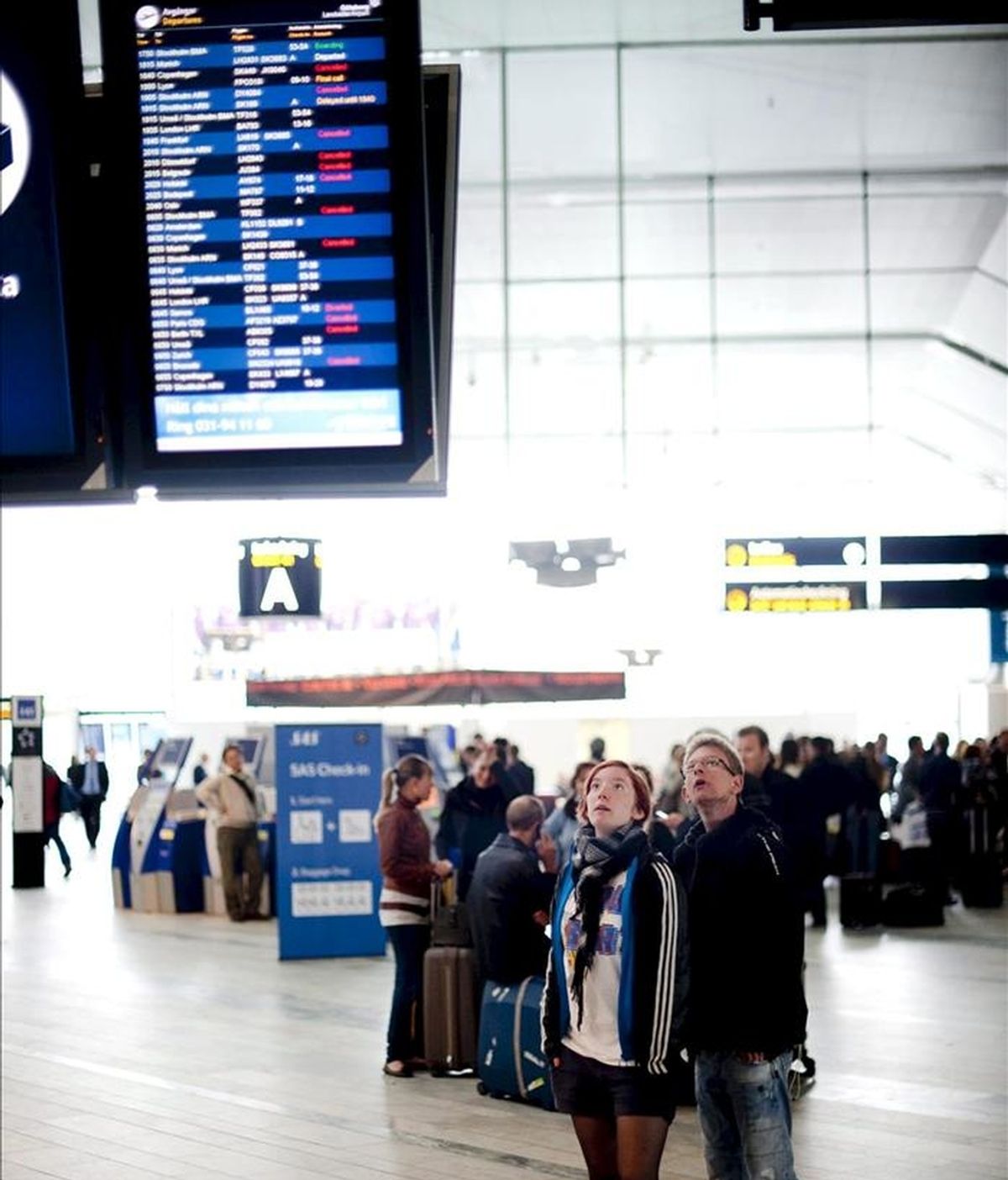 Pasajeros esperan información sobre su vuelo, cancelado por la nube de ceniza del volcán islandés Grimsvoetn en el aeropuerto de Landvetter, en Gotenburgo, Suecia. EFE