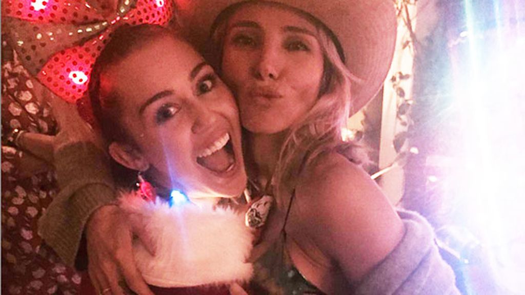 Miley y Elsa: cuñadísimas juntas y abrazadas, en la fiesta de Navidad