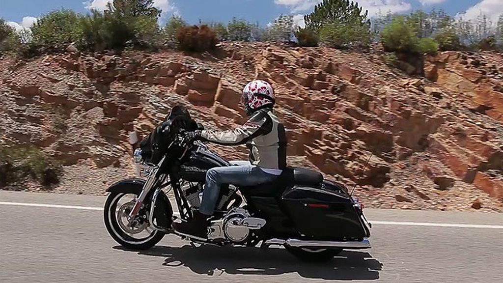 Viaje en moto de la mano de Loewe