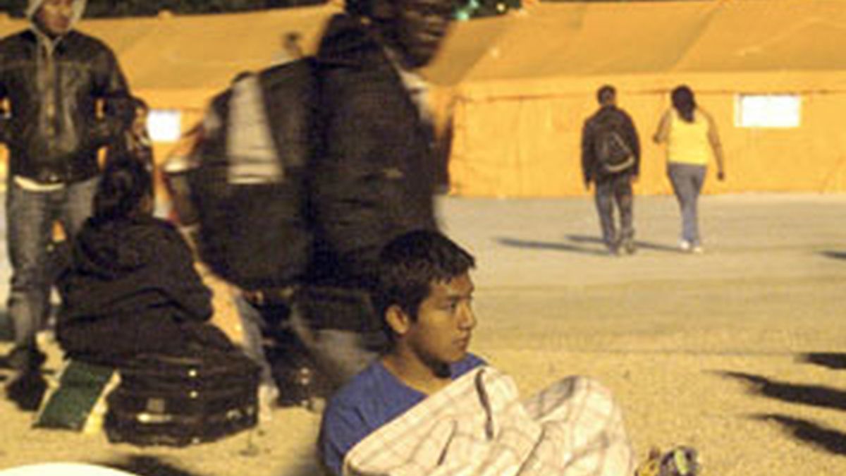 Unas 6.000 personas han pasado la noche en los campamentos habilitados. Vídeo: Informativos Telecinco.