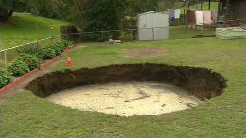 Dos vecinos de Australia se despiertan con un enorme socavón en su jardín