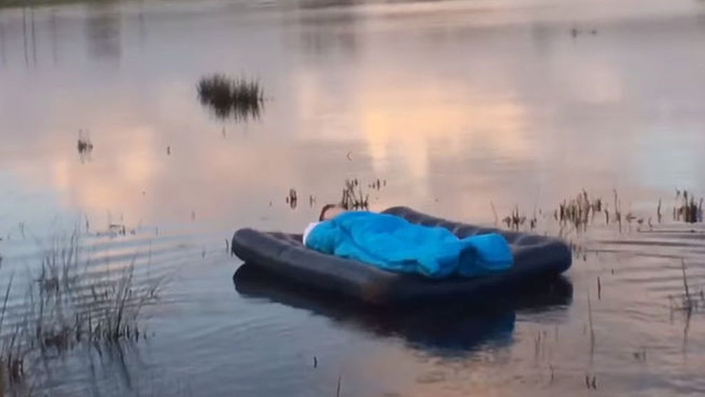 Una broma pesada hace que este joven se despierte en medio de un lago