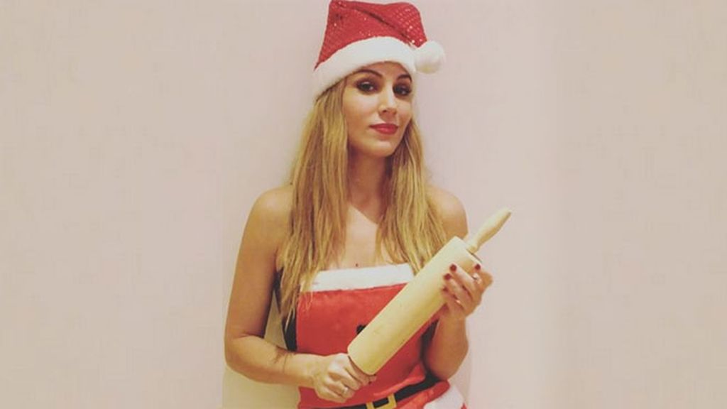 Edurne con sexy mini vestido de Mamá Noel y rodillo en mano