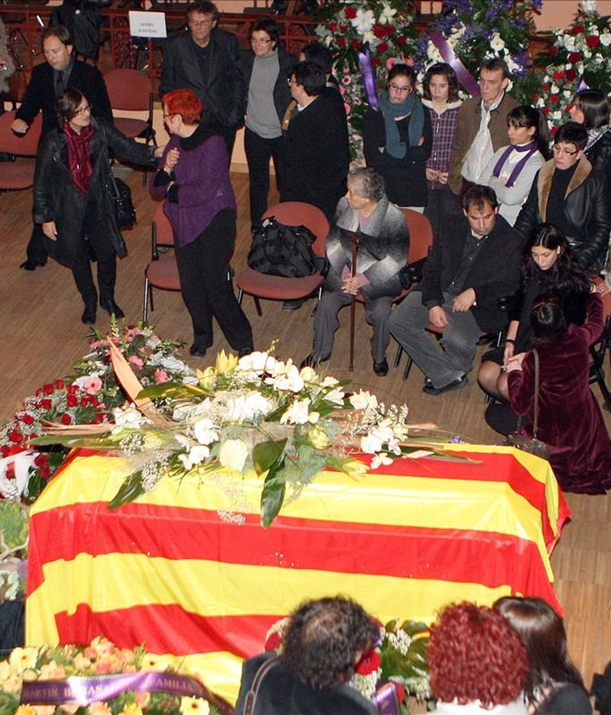 Los hijos de Santi Santamaria, fallecido el pasado miércoles en Singapur, Pau y Regina, velan el cadavér de su padre en la capilla ardiente instalada en el Teatro Municipal Ateneu de la localidad barcelonesa de Sant Celoni, donde esta tarde se celebrará el funeral. EFE Los hijos de Santi Santamaria, fallecido el pasado miércoles en Singapur, Pau y Regina, velan el cadavér de su padre en la capilla ardiente instalada en el Teatro Municipal Ateneu de la localidad barcelonesa de Sant Celoni, donde esta tarde se celebrará el funeral. EFE