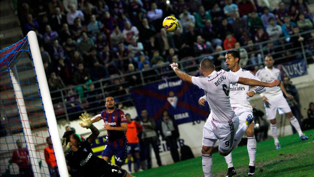 ¿Apostaron los jugadores del Real Madrid a sacar el balón fuera de Ipurúa?