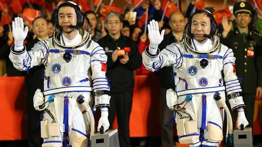 China pone en órbita su mayor misión espacial tripulada hasta la fecha