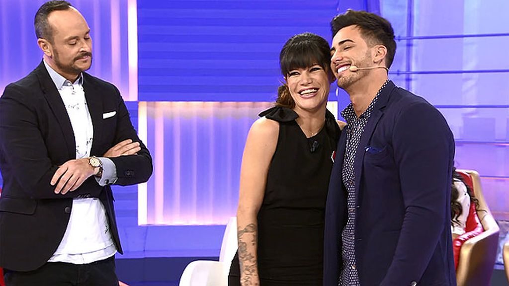 A Elisabet se le explota el vestido de tantas ganas que le pone al baile para Iván