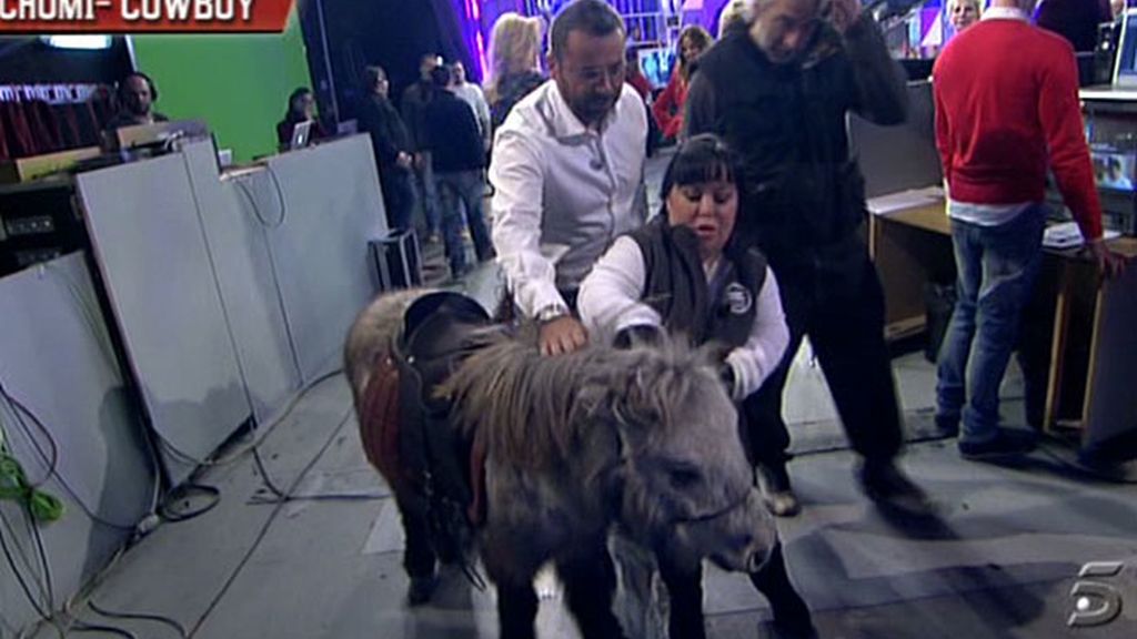 Chiqui entra en plató a lomos de un poni y Jorge Javier le imita