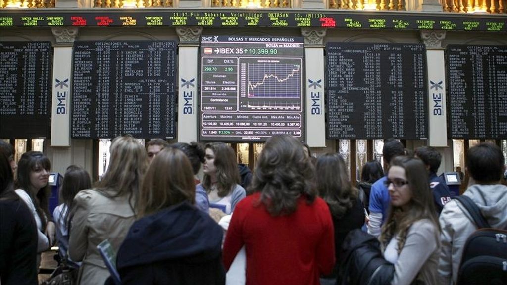 Un grupo de estudiantes de visita hoy en la bolsa de Madrid, ante el panel del IBEX 35. EFE Un grupo de estudiantes de visita hoy en la bolsa de Madrid, ante el panel del IBEX 35. EFE