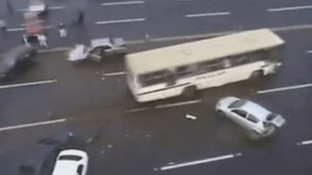 Un autobús arrolla un control de coches en Brasil