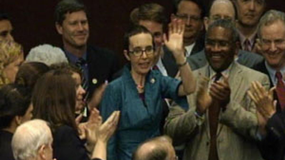 Gabrielle Giffords, regresa al Congreso siete meses después de ser disparada en la cabeza Gabrielle Giffords, regresa al Congreso siete meses después de ser disparada en la cabeza