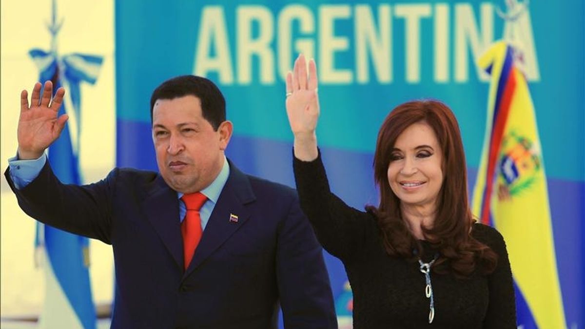 La presidenta de Argentina, Cristina Fernández (d), y su homólogo de Venezuela, Hugo Chávez (i), saludan este 29 de marzo durante su visita al Astillero Tandanor, en Buenos Aires. EFE