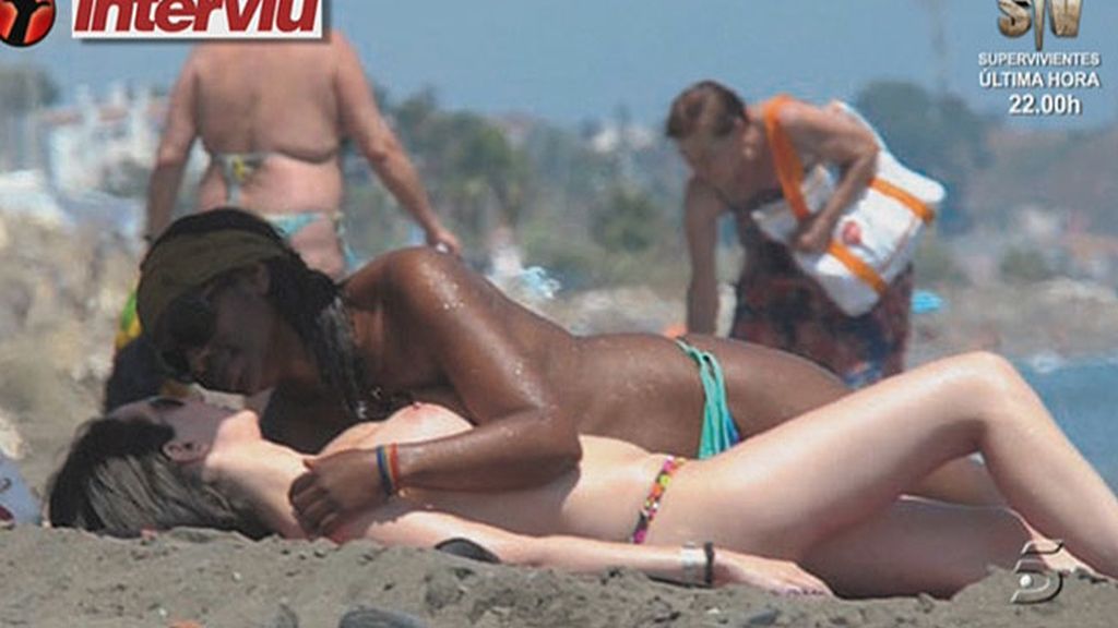 Carolina y su novia disfrutan del mar, el sol y la playa