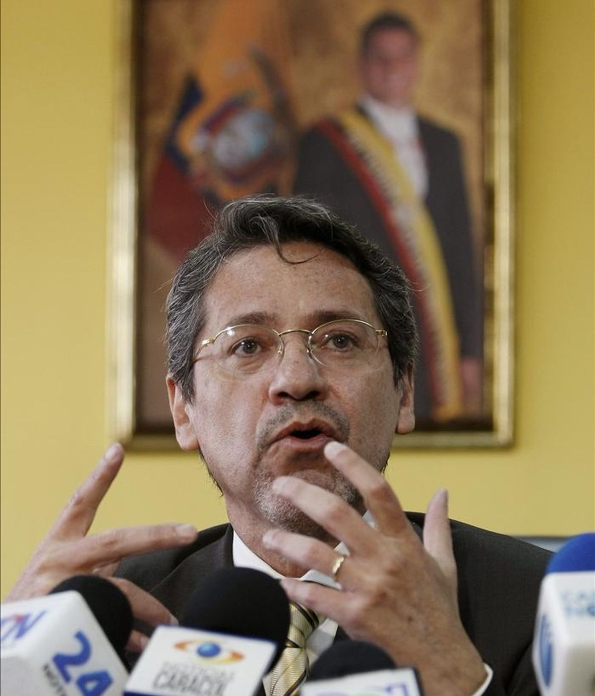 El nuevo embajador ecuatoriano en Bogotá, Raúl Vallejo, llegó a Bogotá el pasado 5 y no hubo actos oficiales, ya que el presidente Santos no lo pudo recibir por estar atendiendo la emergencia causada por las lluvias. EFE/Archivo