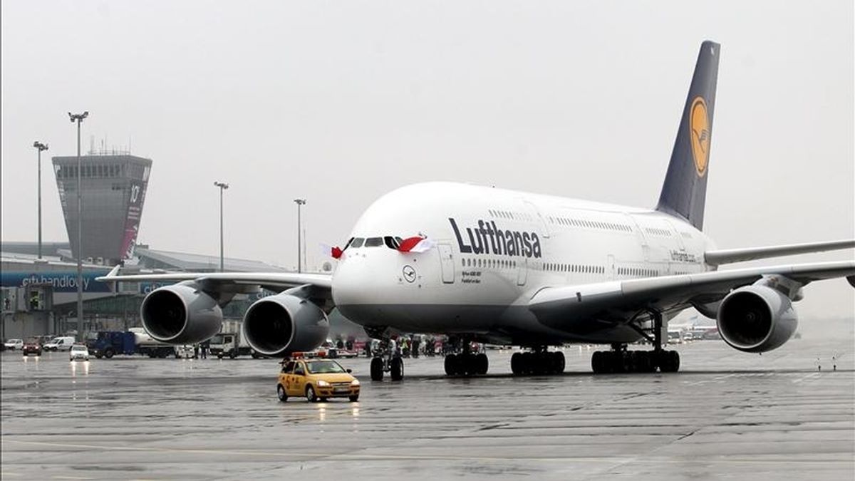 Un avión de pasajeros Airbus A380, de la aerolínea Lufthansa. EFE/Archivo