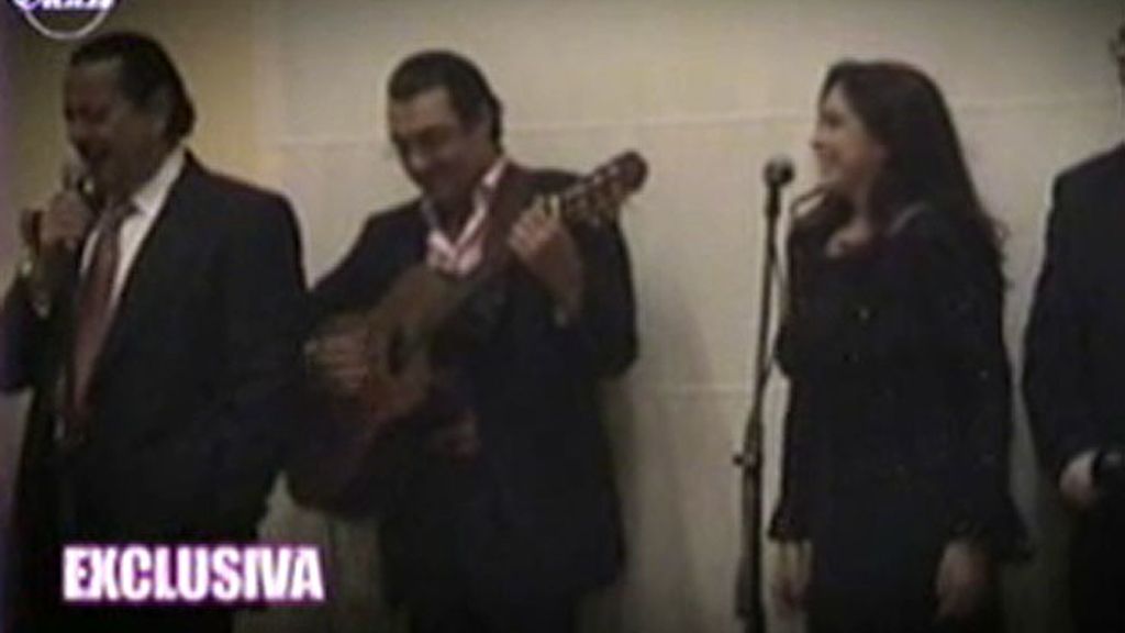 La pareja acude a una boda y la disfrutan bailando y cantando