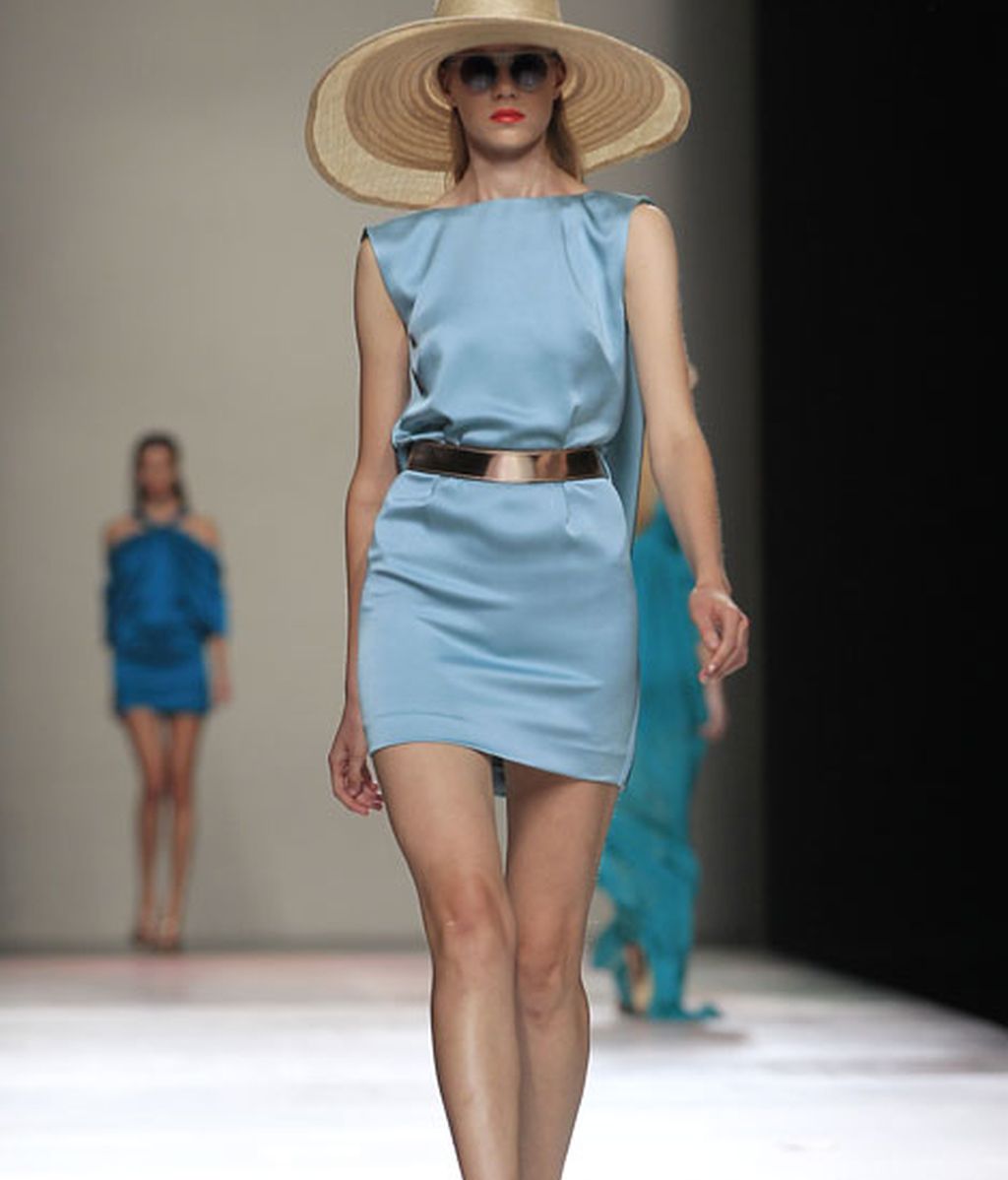 Siluetas fluidas que evocan un verano perpetuo