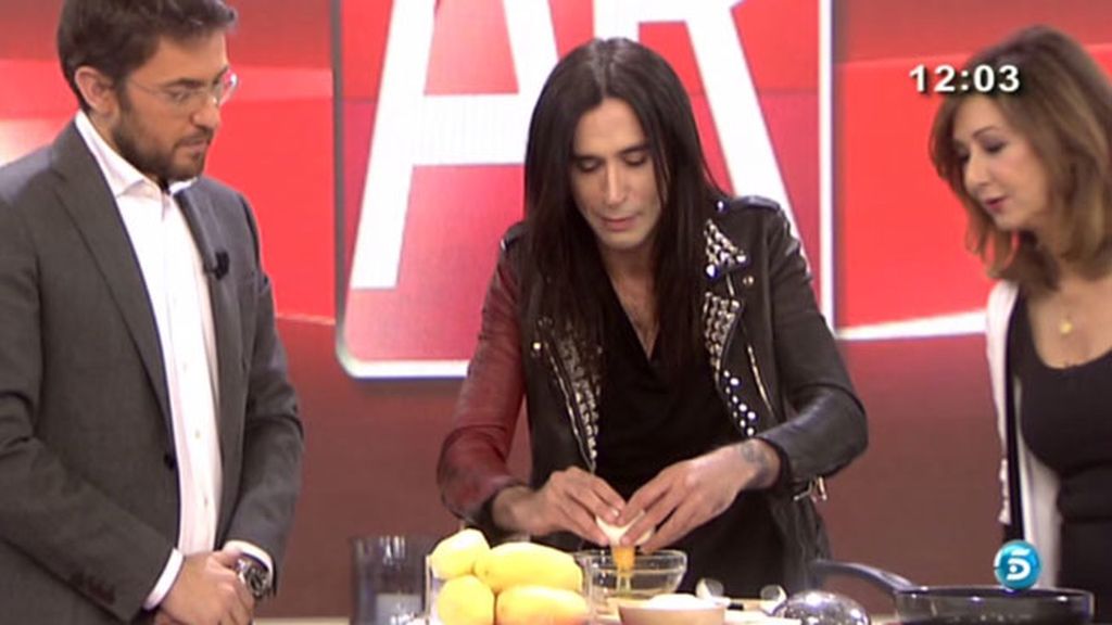 Mario no supo hacerle unos huevos fritos a Raphael