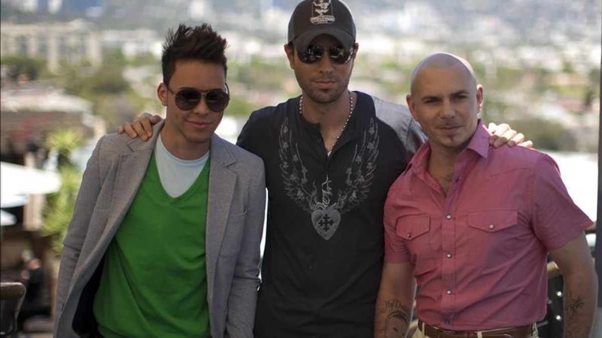 Los cantantes Prince Royce (i.), Enrique Iglesias (c) y Pitbull (d.) posan para una foto hoy, durante una rueda de prensa en Los Ángeles para anunciar los detalles de su próxima gira en común. EFE